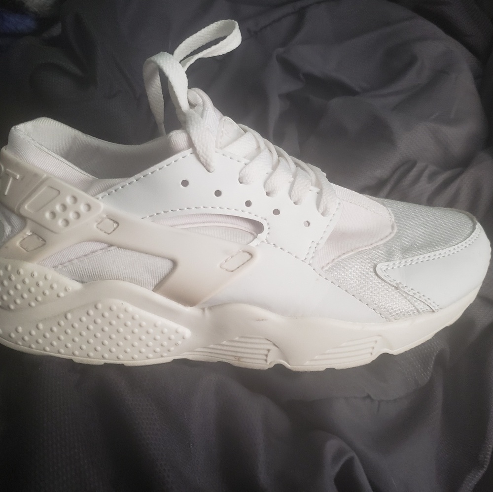 Womans hurache white nike shoes